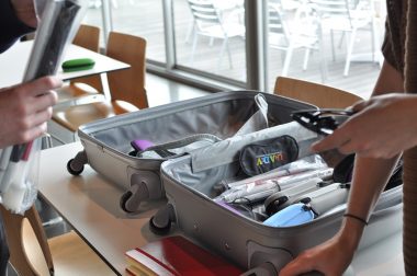 Valise avec matériel pour sensibiliser le pubic au handicap visuel. 