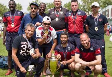 Equipe pose devant sa coupe