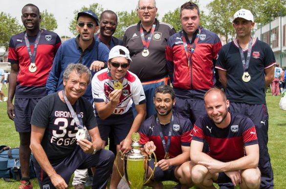 Equipe pose devant sa coupe