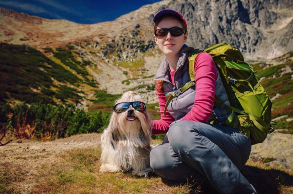 Femme avec chien  qui portent tous els deux des lunettes de soleil