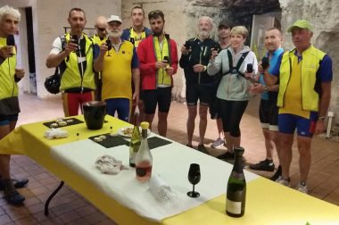 Le groupe de tandémistes voyants et non-voyants pose un verre à la main à la cave de Montlouis-sur-Loire