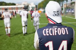 Zoom sur un joueur de cécifoot lors d'un match