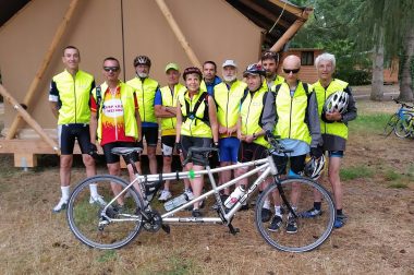 Les tandémistes devant les chalets du camping Huttopia les châteaux