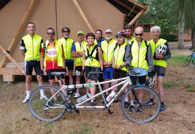 Les tandémistes devant les chalets du camping Huttopia les châteaux