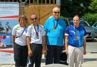 Championnat de tir àl'arc, les 3 gagnants sont sur le podium avec la coach.