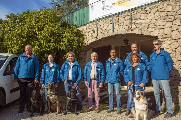 Photo de l'équipe de l'école de chiens guide de Biot qui pose