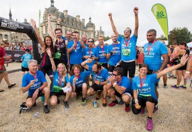 Tos les binomes alignés lèvent les bras de joie devant le chateau.