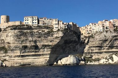 Côte rocheuse et ville de Bonifacio