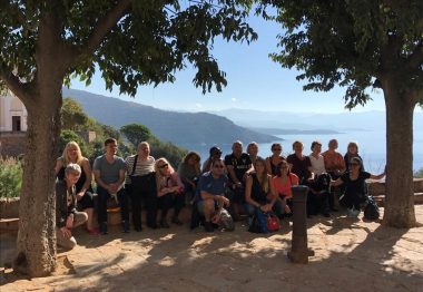 Groupe devant la mer