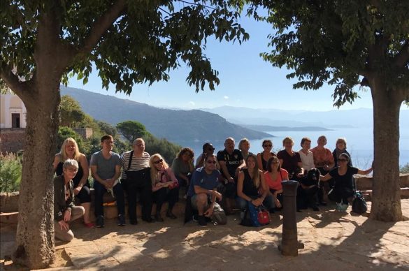 Groupe devant la mer