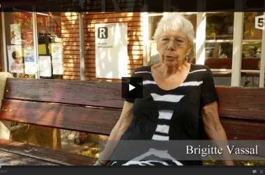 Bénévole assise sur un banc