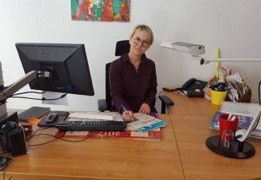 Guylaine favre derrière son bureau.