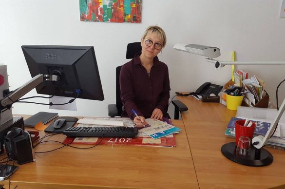 Guylaine favre derrière son bureau. 