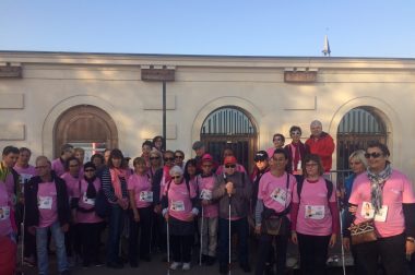 Bénéficiaires avec T-shirt rose prêts à partir