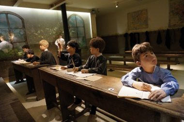 Enfants dans une salle de classe début 1900