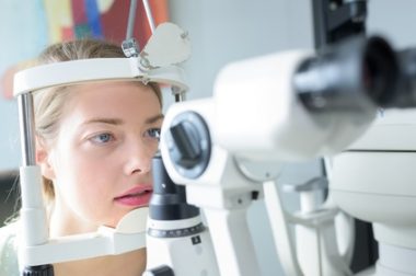 PAtient qui se fait osculter l'oeil