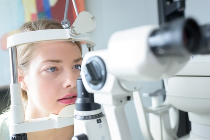 PAtient qui se fait osculter l'oeil