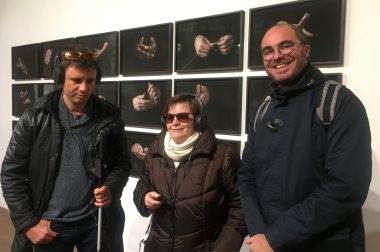 Nos bénéficiaires avec casque devant expo de mains de Anna Malagrida