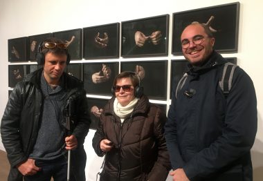 Nos bénéficiaires avec casque devant expo de mains de Anna Malagrida