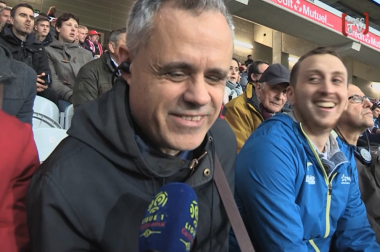 Philippe dans les tribunes avec son casque sur les oreilles. 