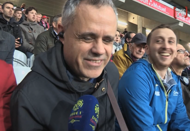 Philippe dans les tribunes avec son casque sur les oreilles.