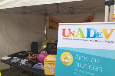 Stand de l'UNADEV avec table et affiche