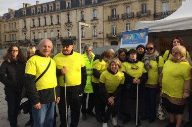 Groupe de marcheurs qui pose avec tee-shirt jaune du téléthon