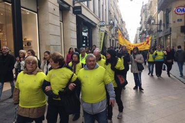 Groupe avec banderole comme une manifestation