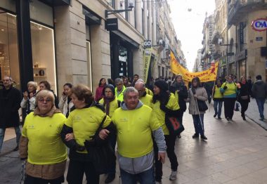 Groupe avec banderole comme une manifestation