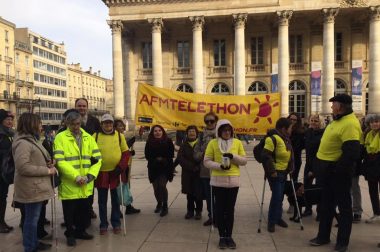 groupe de marcheurs devant le grand theatre