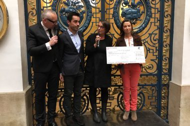 Cheque remis à la directrice de la communication de l'UNADEV