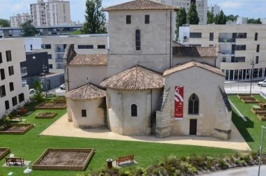 Eglise Romane au coeur de batiments modernes