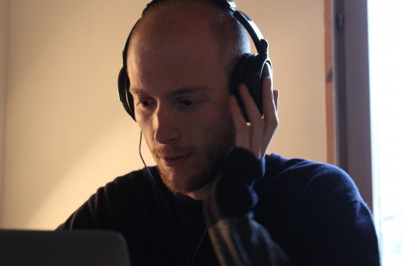 jeune homme avec casque sur les oreilles.