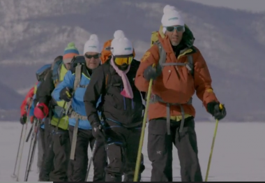 Les membres du groupe à la queue leu leu sur les skis sur le lac.