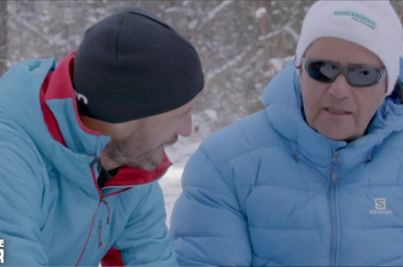 Père et fils assis dans les bois des montagnes du lac Baikal. 