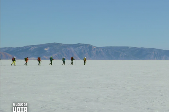 Au loin, une file indienne apparait sur l'horizon, le groupe avance sur la glace