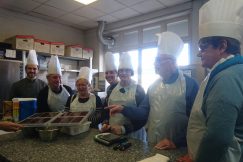 Toute l'équipe de bénéficiaires devant du chocolat. 