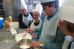 Patissiere en train de peser sur une balance electronique