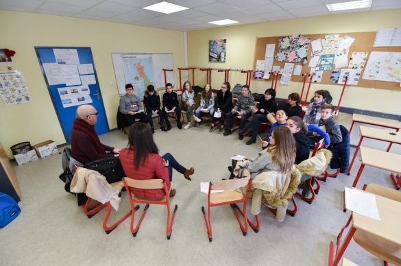 Elèves assis en rond dans une salle de classe