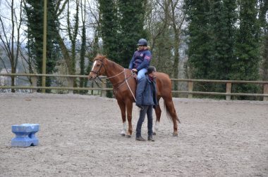 l'animateur à côté d'un déficient visuel sur le cheval