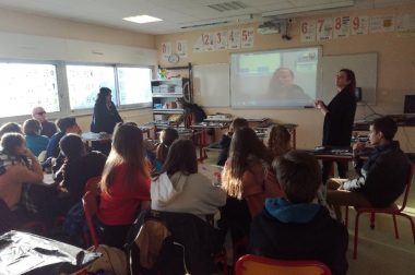 salle de classe et élèves devant un grand écran