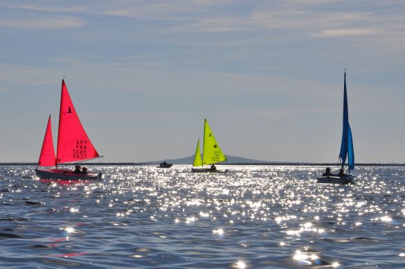 Bateau, mer d'hui, soleil qui qui se reflette dans l'eau