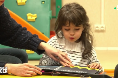 petite fille devant un livre