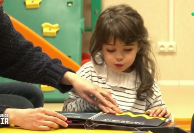 petite fille devant un livre