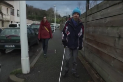 Lucas avec canne blanche marche dans la rue