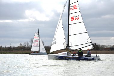 2 voiliers  qui glissent sur l'eau. 