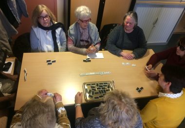 Bénéficiairesjouent autour d'une table