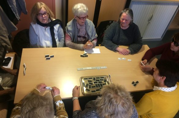 Bénéficiairesjouent autour d'une table