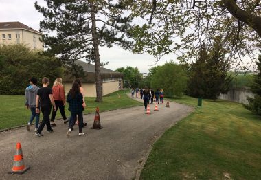 Jeunes qui marchent sur un chemin