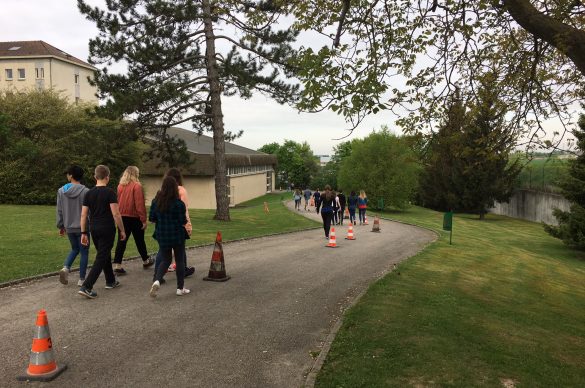 Jeunes qui marchent sur un chemin